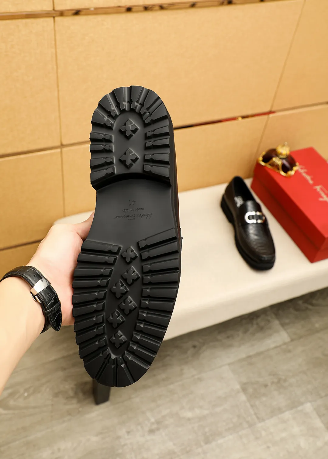 Men's shoes 💰560 💐 Product trademark: Ferragamo "Ferragamo" casual leather shoes Regular size: 38-44 (45.46🉑️customized) Product materials: Selected imported first-layer calfskin upper + original hardware buckle, imported water-dyed cowhide leather lining. Strong three-dimensional visual effect, original outsole color: 2 colors available